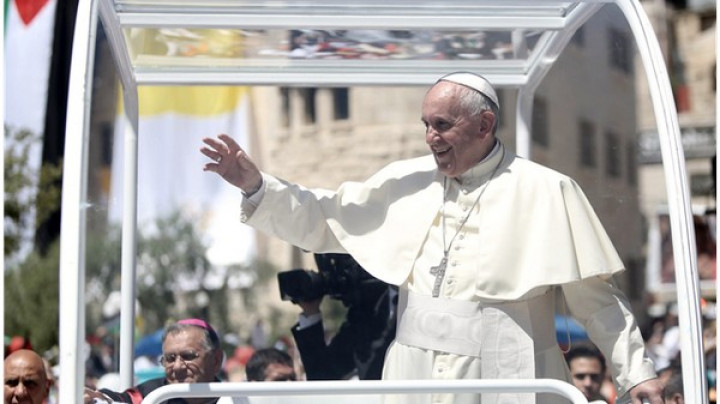 Papež Frančišek v papamobilu med romarji