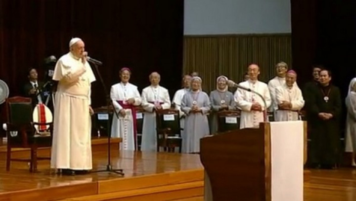 Papež Frančišek med redovniki in redovnicami