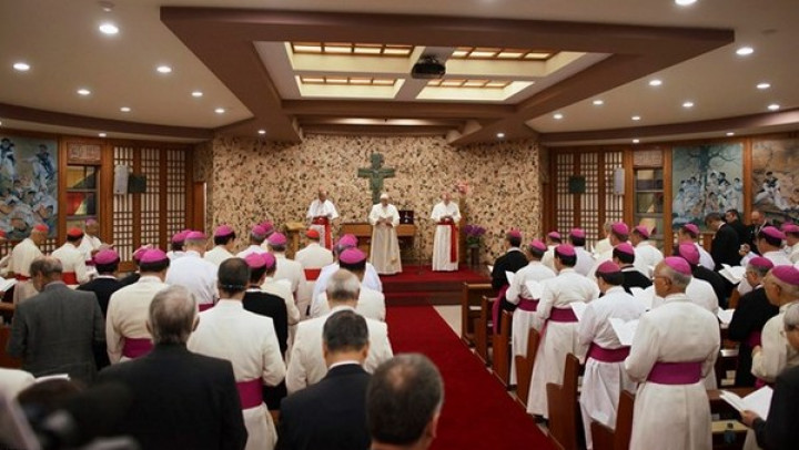 Papež Frančišek s škofi