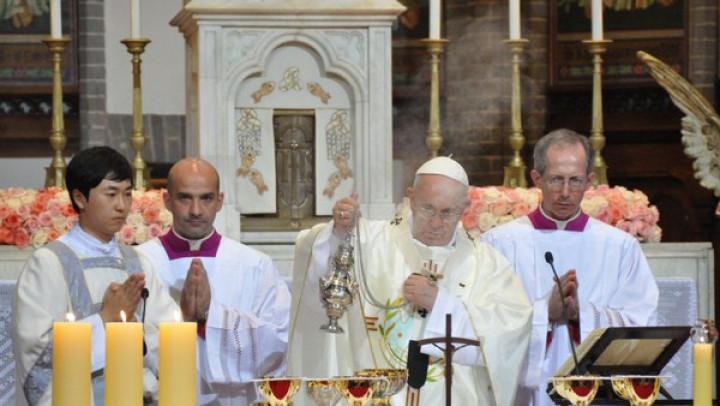 Papež Frančišek daroval mašo za spravo in mir