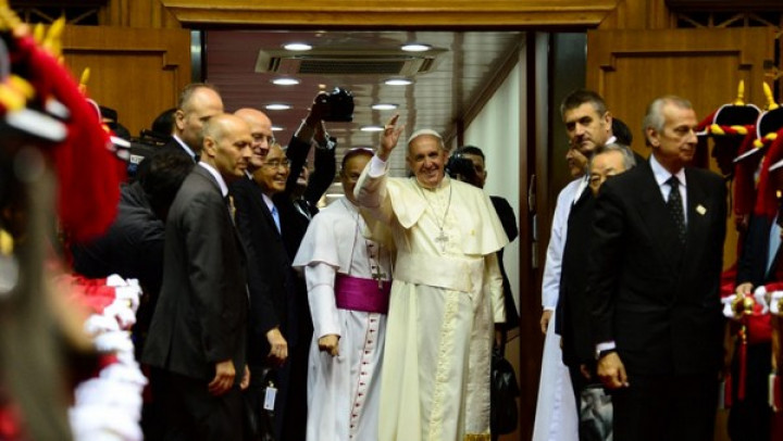 Papež se je poslovil na letališču