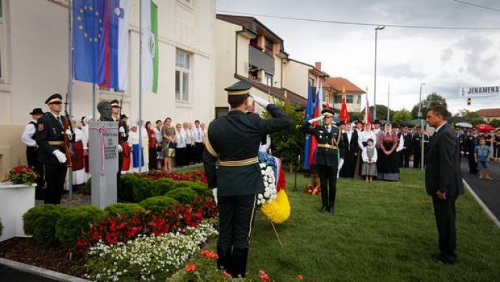 Predsednik republike Borut Pahor je položil venec k spomeniku Jožefa Klekla v Črenšovcih