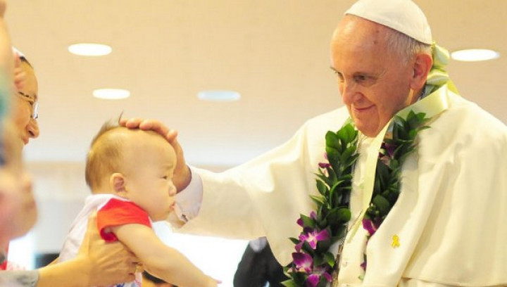 Papež Frančišek z otrokom