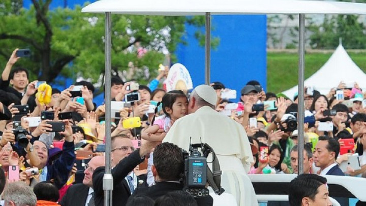 Papež Frančišek med verniki
