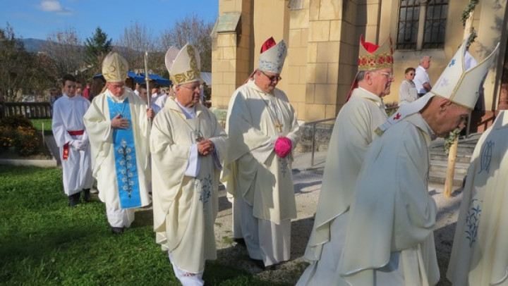 Škofje in nuncij
