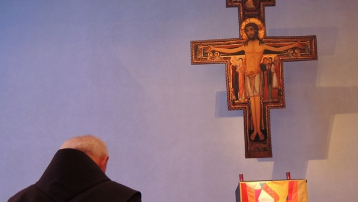 Nadškof Stane Zore v molitvi