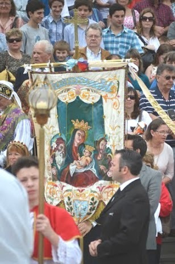 Bandero Svetogorske Marije v procesiji