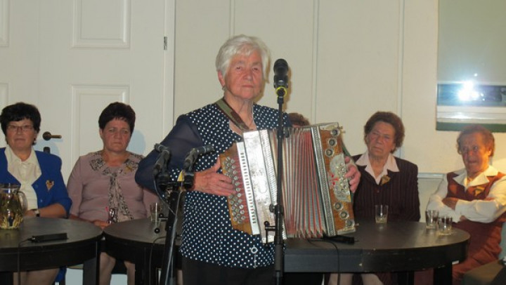 Harmonikarka Elizabeta Božank iz Dobje vasi pri Ravnah na Koroškem
