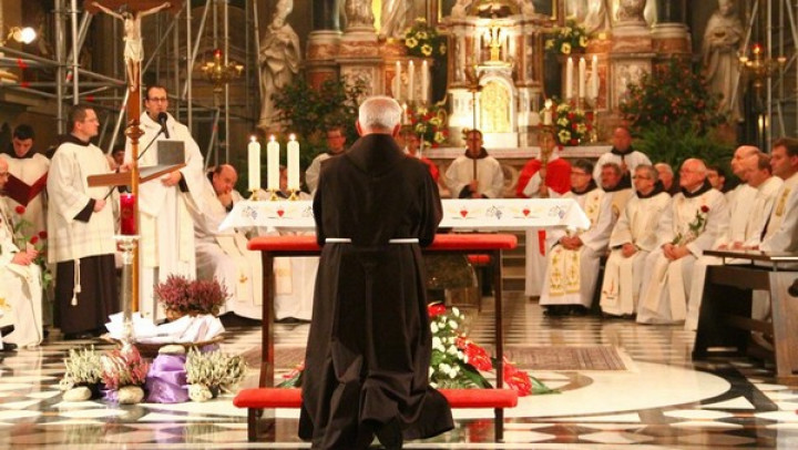 Nadškof pred oltarjem