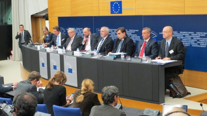 Juncker je naložbeni načrt najprej predstavil evropskim poslancem, nato na novinarski konferenci tudi širši javnosti