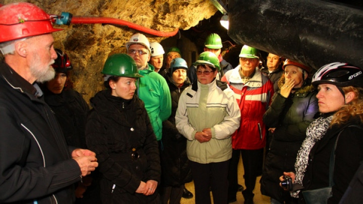 Sodelavci radia ob spremljanju in spoznavanju dogajanja v rudniškem rovu