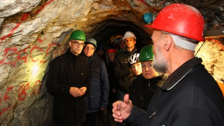 Sodelavci radia ob spremljanju in spoznavanju dogajanja v rudniškem rovu