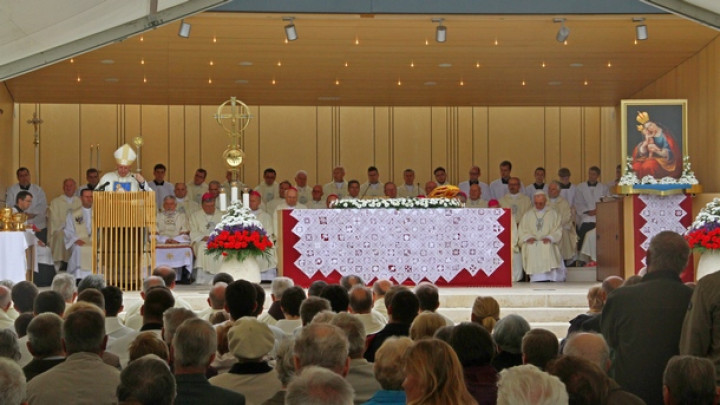 Številni škofje in duhovniki pri sveti maši