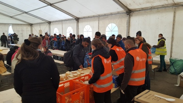 Pomoč beguncem s strani prostovoljcev Karitas v Šentilju