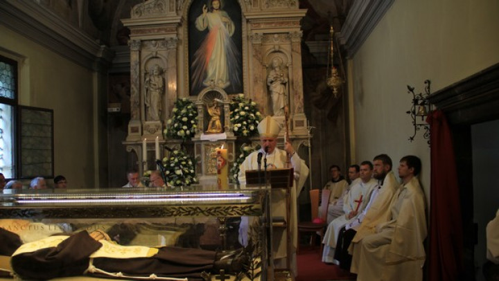 Nadškof Stanislav Zore med pridigo ob relikvijah sv. Leopolda Mandića