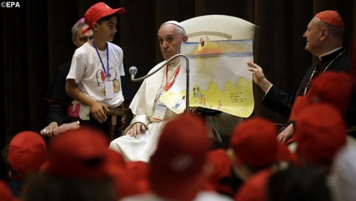 Papež Frančišek v pogovoru z otroki