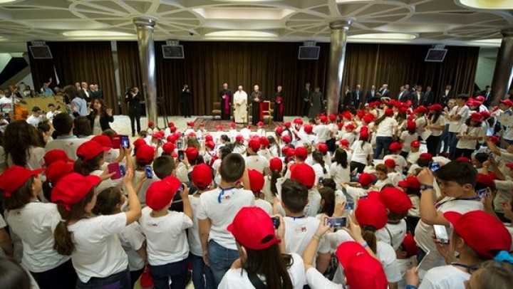 Otroci pri papežu Frančišku