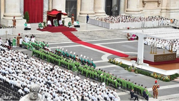 Stalni diakoni pri sveti maši v Vatikanu; foto: Radio Vatikan