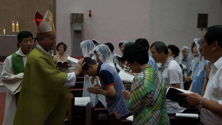 Škof Anton Jamnik med sveto mašo v Seulu; foto: AJ