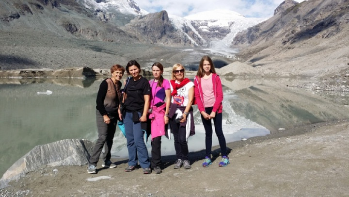 Izletniki pri ledeniku Pastirica