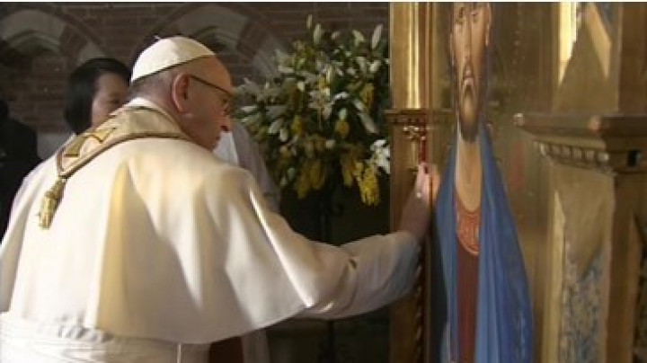 Papež blagoslavlja ikono Kristusa Odrešenika
