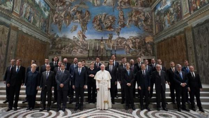 Voditelji EU s papežem Frančiškom v Sikstinski kapeli; foto: Evropska komisija