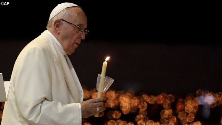 Papež s svečko