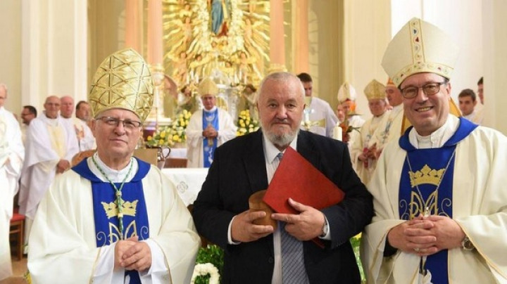 Prejemnik Odličja sv. Cirila in Metoda Stane Granda ob škofu Andreju Glavanu in nadškofu Alojziju Cviklu
