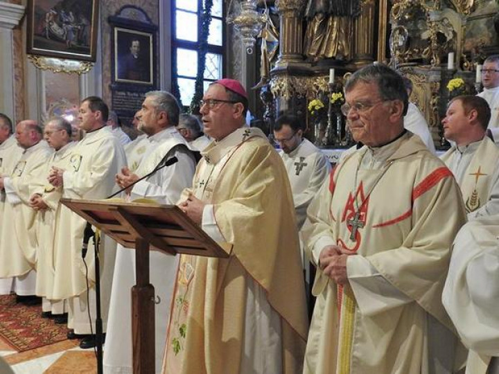 Nadškofu Alojziju Cviklu se je pri oltarju pridružil celjski škof Stanislav Lipovšek in več kot 40 duhovnikov