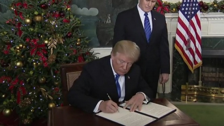 Donald Trump podpisuje odlok, s katerim v ZDA priznavajo Jeruzalem kot prestolnico Izraela