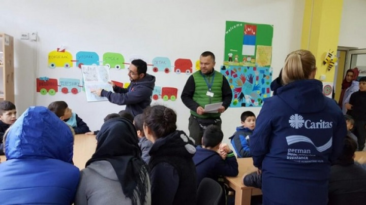Sodelavci Karitas pomagajo migrantom pri učenju jezika