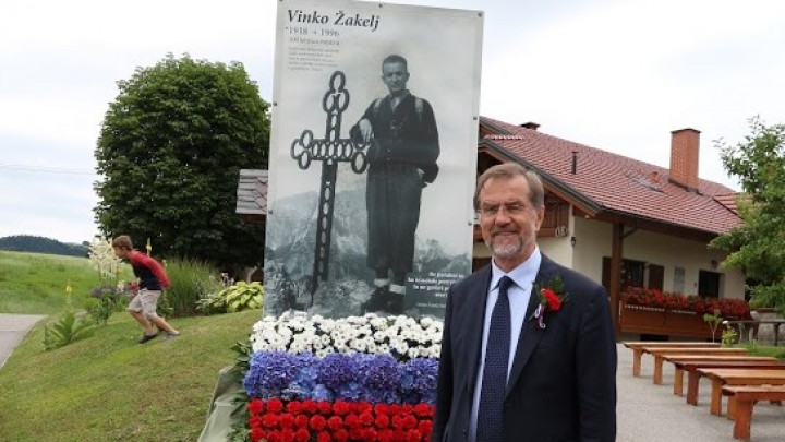 Evropski poslanec Peterle ob fotografiji duhovnika Vinka Žaklja.