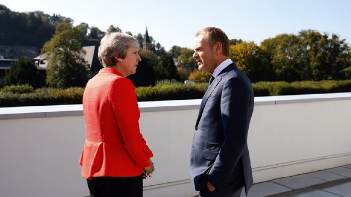 Britanska premierka Theresa May in predsednik Evropskega sveta Donald Tusk v Salzburgu