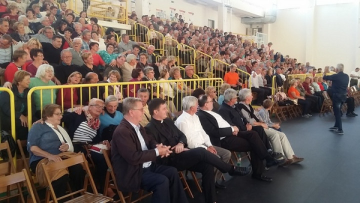 Več kot 400 romarjev v dvorani Škofijske gimnazije v Vipavi