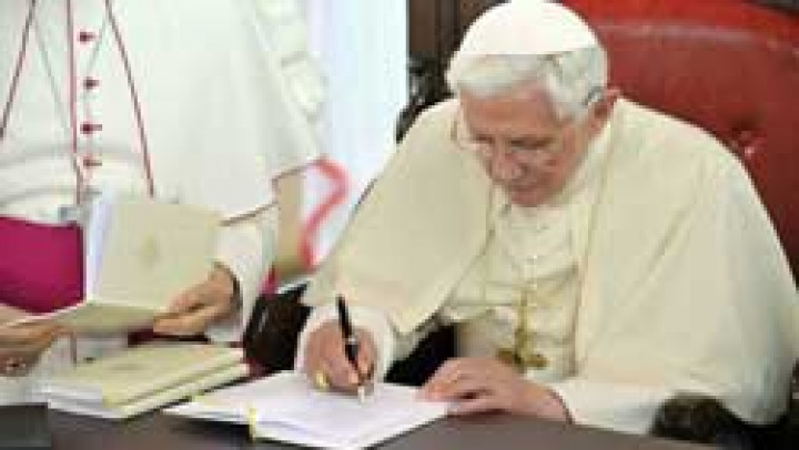 Papež med podpisom spodbude