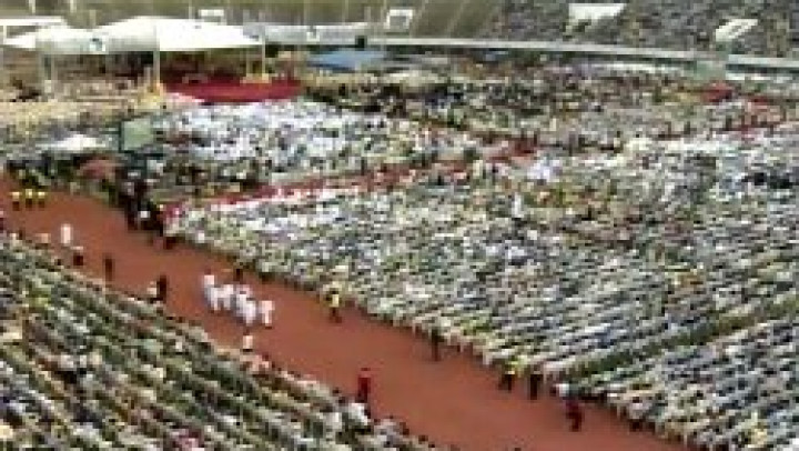 Svete maše se je udeležilo več kot 100.000 vernikov