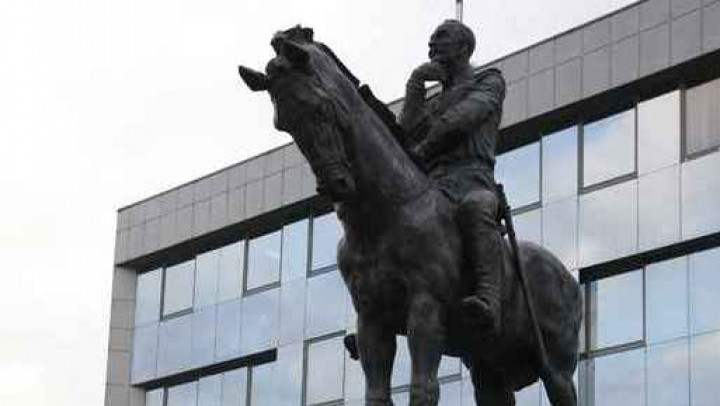 Kip generala Rudolfa Maistra pred Ministrstvom za obrambo