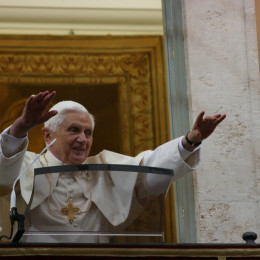 Papež pozdravlja vernike (photo: Robert Bahčič)