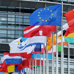 Zastave držav članic Evropske unije pred Evropskim parlamentom v Strasbourgu (photo: RV/AFP)