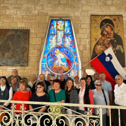 Romarji ob vitraju Marija Pomagaj v Nazaretu (photo: marija.si)