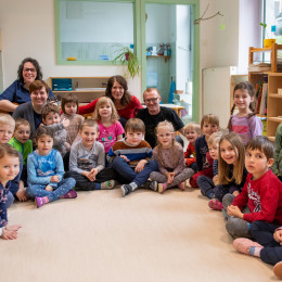 Glasen pozdrav in široki nasmehi otrok iz vrtca Montessori, ki deluje v Zavodu A M Slomška  (photo: Rok Mihevc)