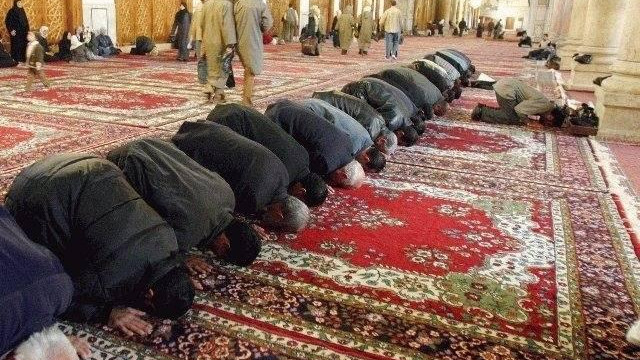 Muslimani med molitvijo v mošeji (foto: Wikipedia)