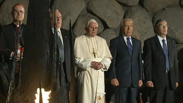 Benedikt XVI. obisk Yad Vashem 2009 skupaj s predsednikom Peresom (foto: CTV)
