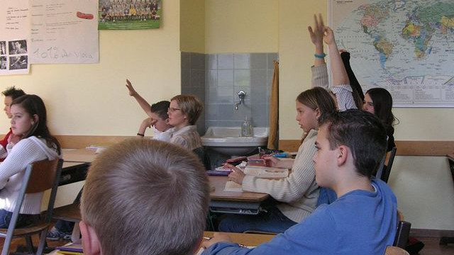 Učenci pri pouku (foto: Wikimedia Commons)