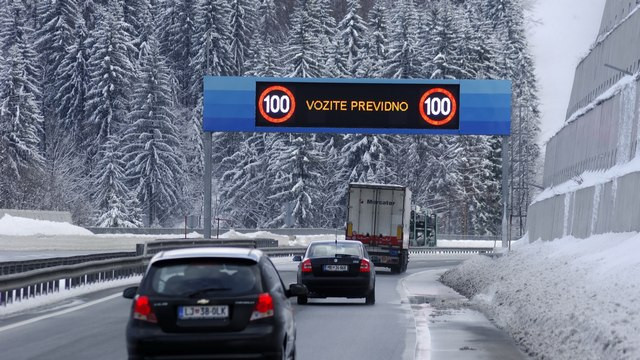 Avtocesta, zima, sneg, previdno (foto: DARS)