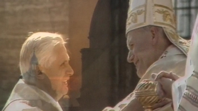 Papež Janez Pavel II. in sedanji papež Benedikt XVI.  (foto: Rome reports TV)