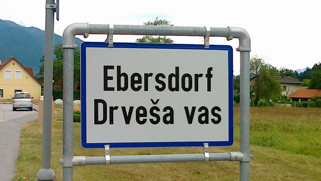 Dvojezični napis v Drveši vasi (foto: Matjaž Merljak)