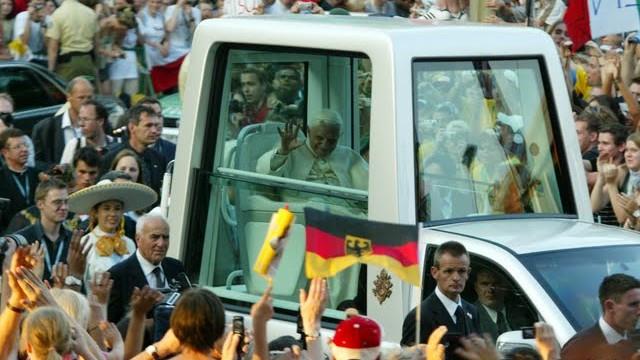 Benedikt XVI papamobil (foto: Glas Koncila)