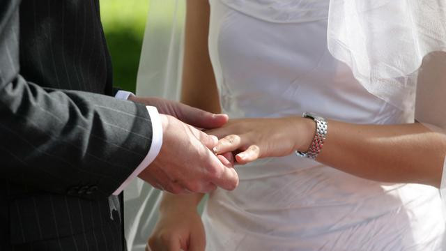 Novoporočenca izmenjujeta prstana (foto: Wikipedia)