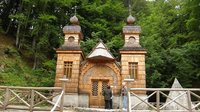 Ruska kapelica pod Vršičem (foto: www.hribi.net)